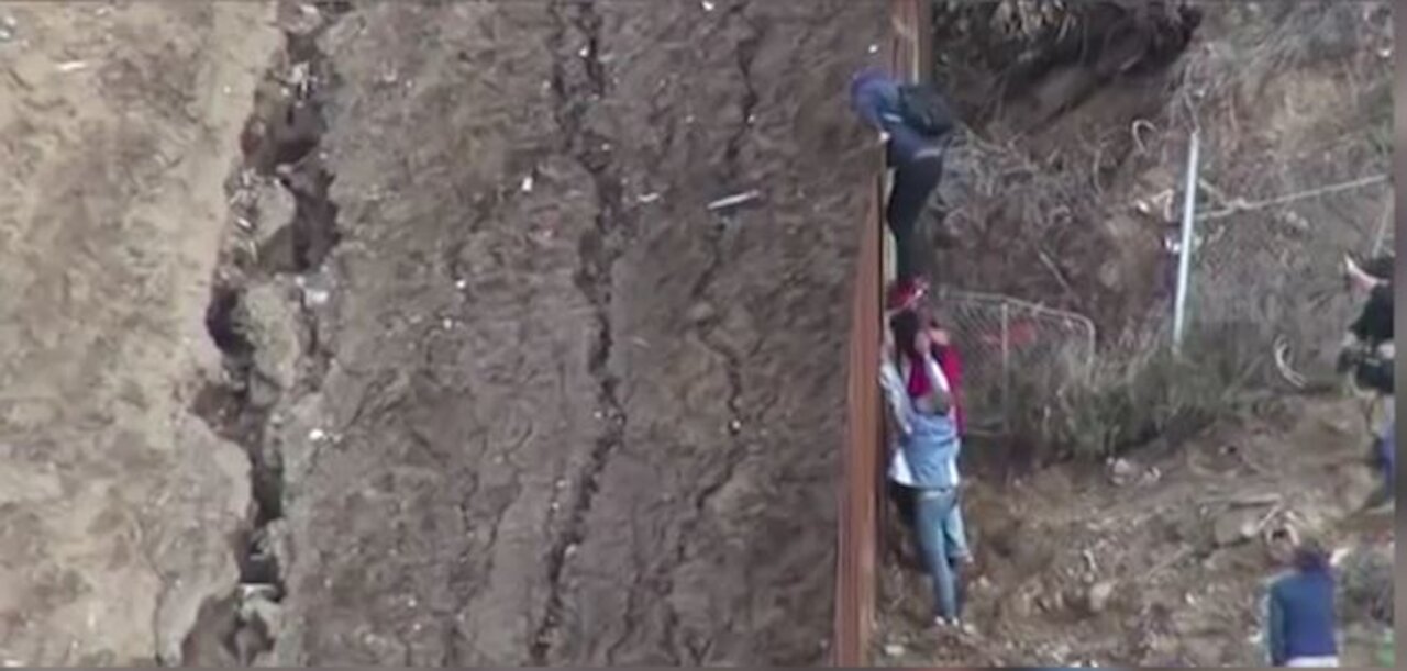 Border Officials Warn Reporters To Stop Helping Migrants Illegally Cross The Border