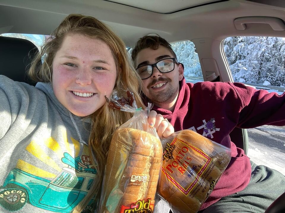 Bakery Truck Gives Out Loaves of Bread to Motorists Stuck in Snow in Virginia