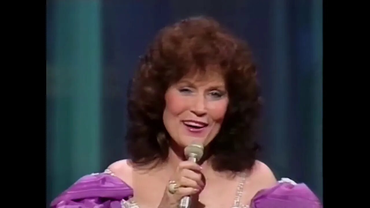 Ray Stevens & Loretta Lynn - "Patsy Cline Tribute Medley" (Live on 25th Anniversary of CMA, 1983)