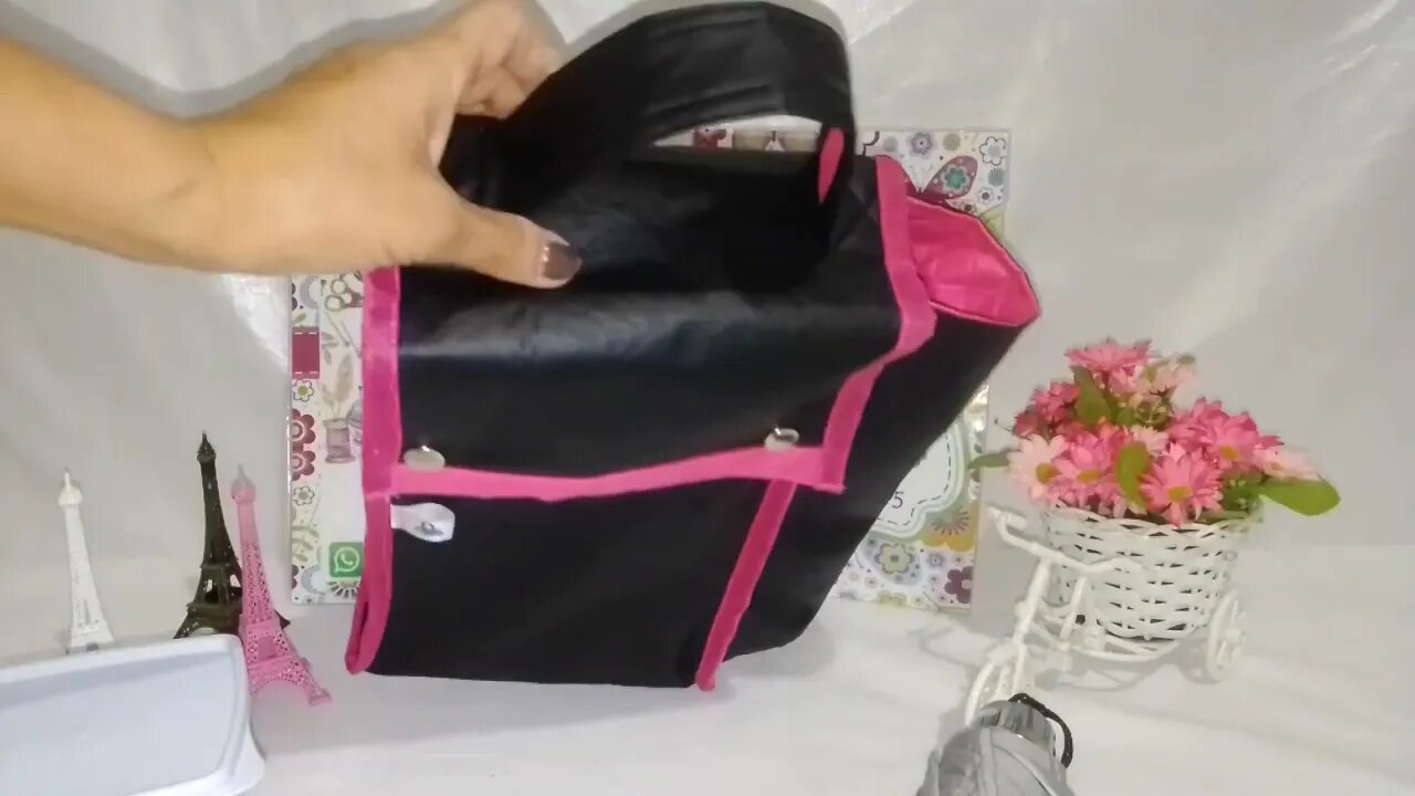 Frasqueira em couro sintético com lateral para colocar guarda chuva ou garrafa na lateral.