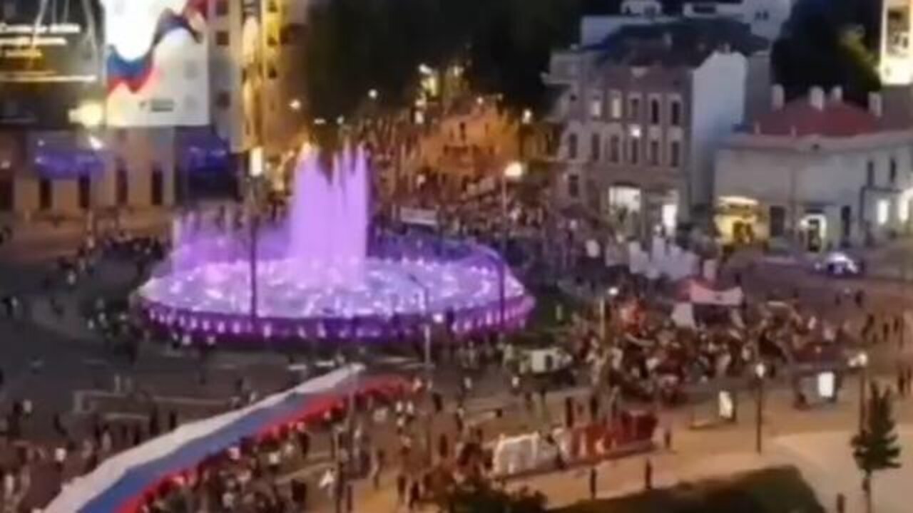 600m Russian-Serbian flag carried through the streets of Belgrade during anti-gay-pride protest