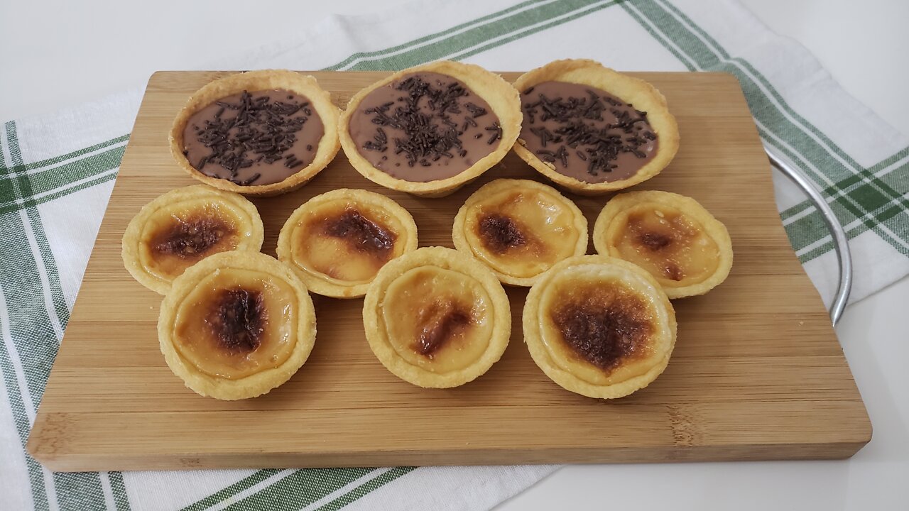 Empadas de leite condensado e chocolate. Massa super fácil de fazer. Ficaram perfeitas!