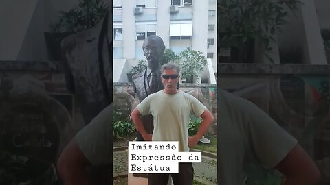 imitando expressão da estátua do Benedito Calixto