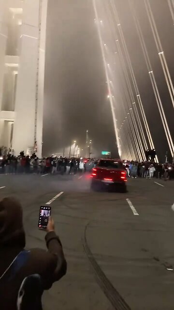 #Traffic blocked for an hour as sideshow erupts on the Bay #Bridge.