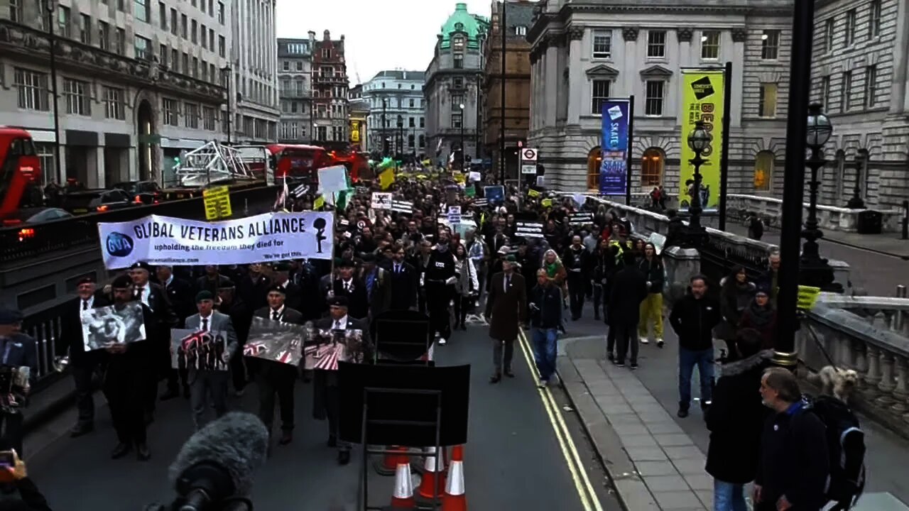 PROTESTERS CROSS WATERLOO BRIDGE #WORLDWIDEFREEDOMRALLY 20/11/21