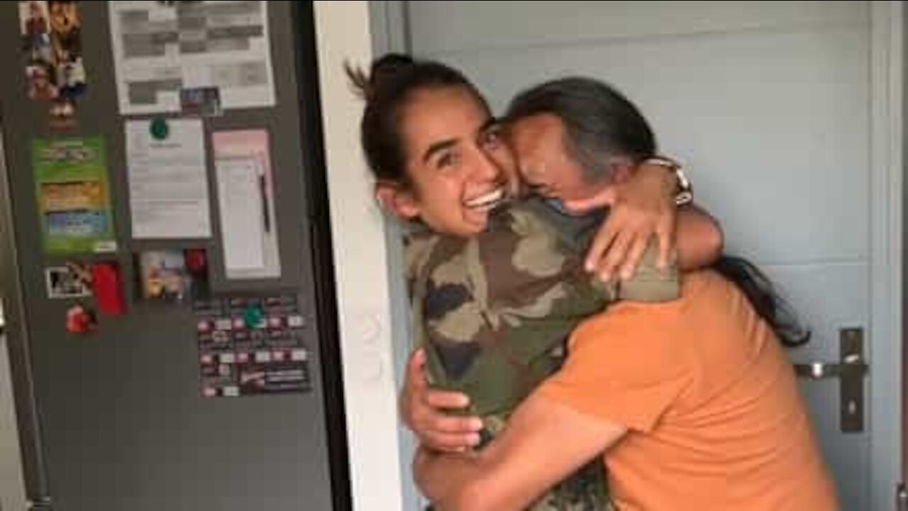 Une jeune militaire surprend son papa à son retour