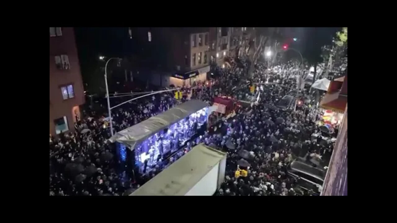 Hachnosas Sefer Torah in Williamsburg