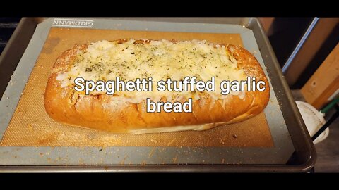 Spaghetti stuffed garlic bread#spaghetti #garlicbread #spaghettirecipes