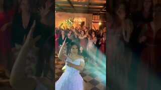 A LEGENDA É COM VOCÊ… #shorts #festadecasamento #casamento #noiva #bouquet #madrinhasdecasamento