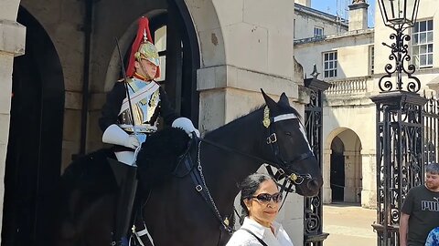 Tourist walks backwards in to the guards foot nothing said #horseguardsparade