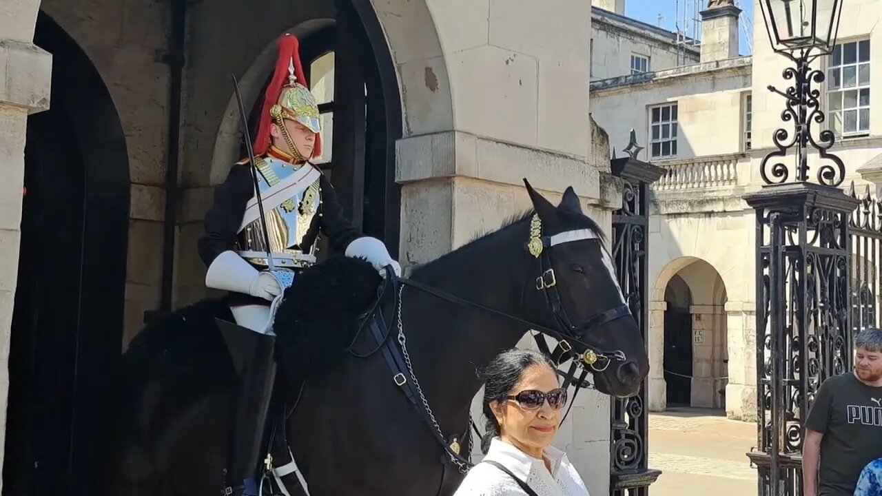 Tourist walks backwards in to the guards foot nothing said #horseguardsparade