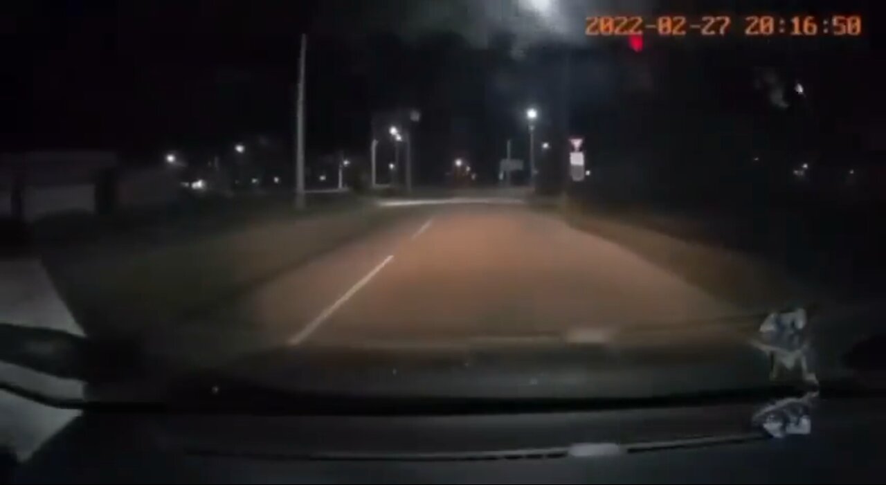 #HappeningNow : Terrifying Dashcam footage of a Russian rocket strike in #Cherkasy.