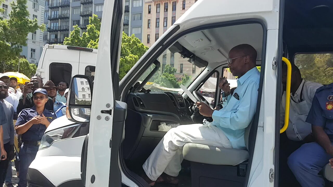 SOUTH AFRICA - Cape Town - Greenmarket Square refugees read court order (Video) (b82)