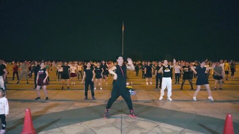 广场舞《冬天里的一把火》火辣的舞蹈配上帅气的舞蹈！燃尽全场【順能炫舞團】