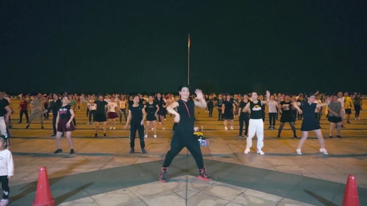 广场舞《冬天里的一把火》火辣的舞蹈配上帅气的舞蹈！燃尽全场【順能炫舞團】