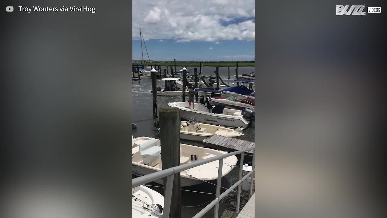 Une tempête balaye une marina et ses bateaux sur son passage