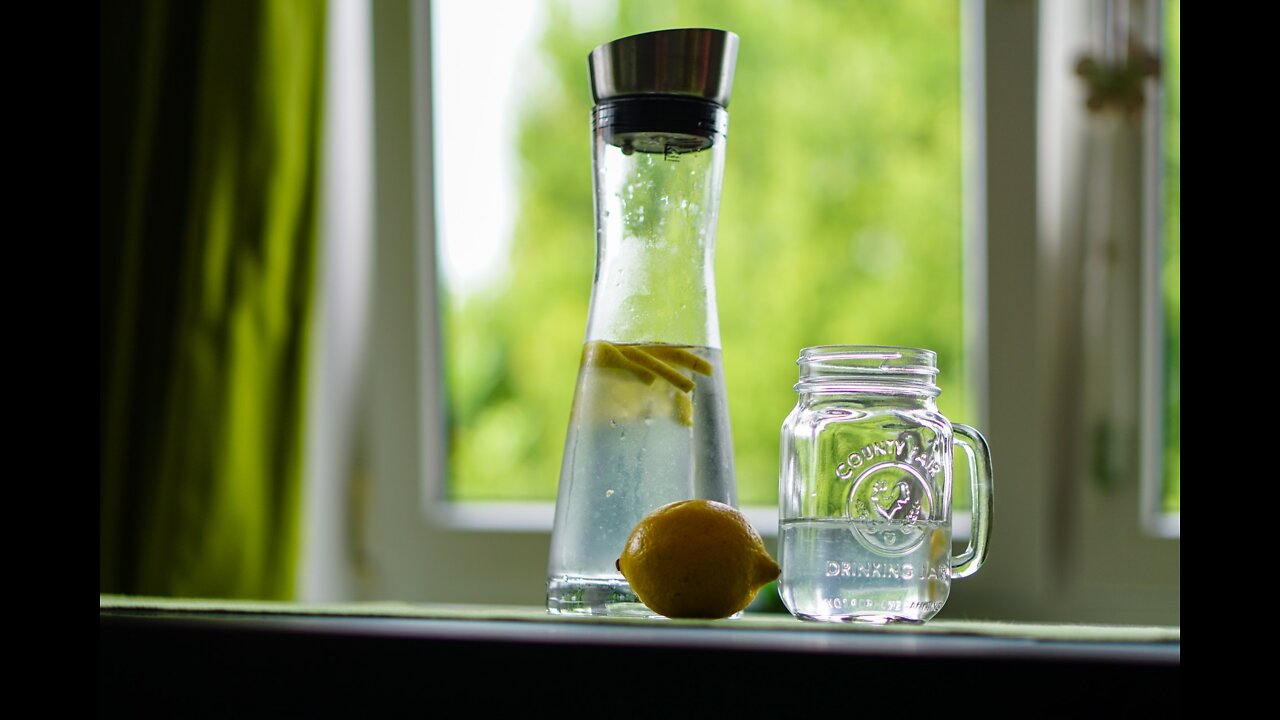 Beba água com limão em jejum e tenha esses benefícios/ lemon water