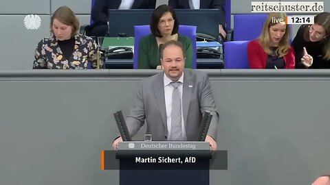 Schreianfälle im Bundestag, offener Hass gegen verfolgte Minderheit. Ihr Vergehen: Applaus für AfD