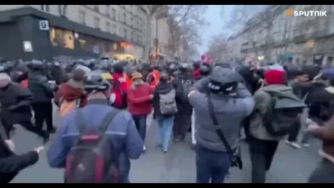 Cenas do protesto contra a reforma da Previdência na Place de la République, em Paris