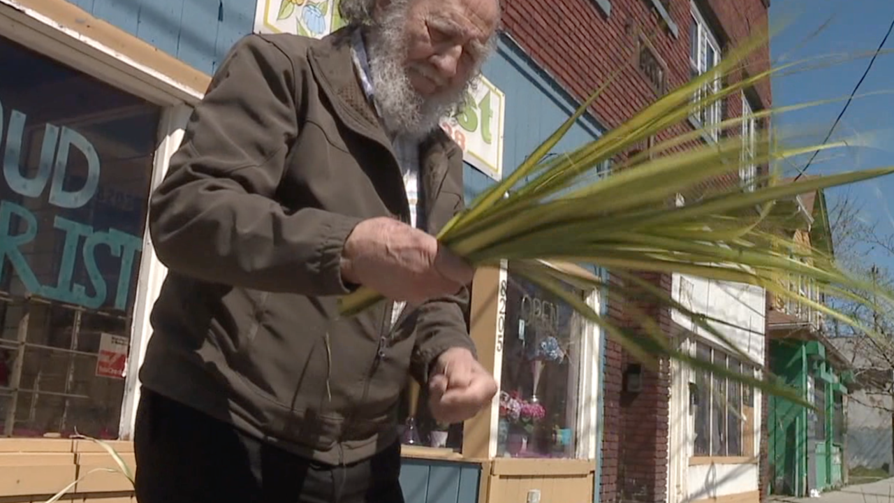 Retired florist gives away hundreds of palm leaves for Palm Sunday