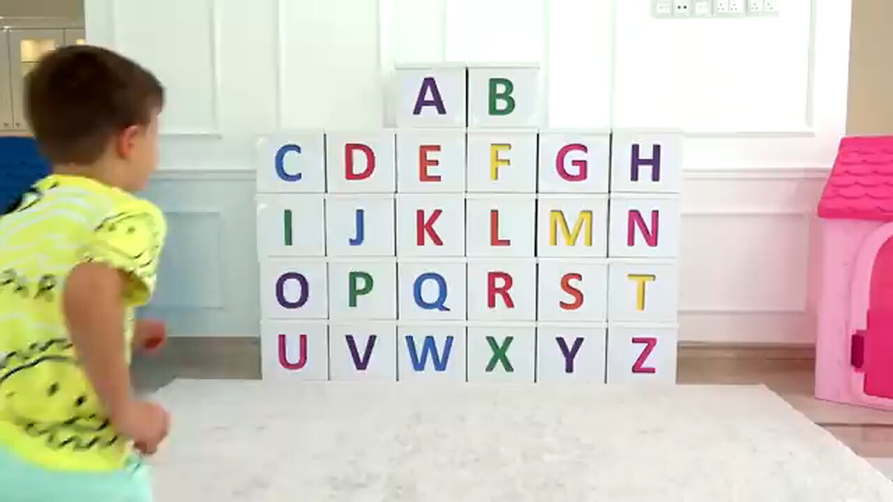 Roma and Diana learn the alphabet / ABC song