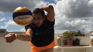 Jogador de vôlei habilidoso cumpre desafio em tempo recorde!