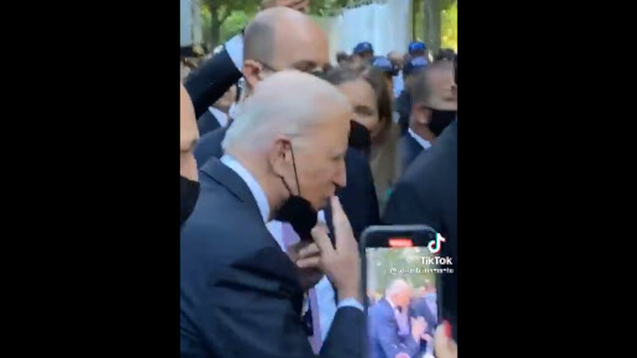 Don´t sniff him... don´t sniff him...