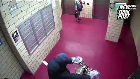 Two black men beat man to pick his pockets in New York