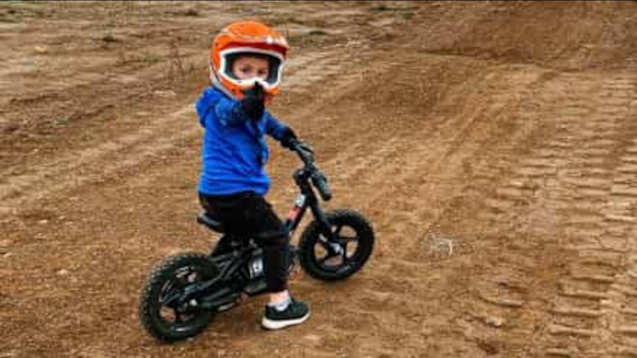 Menino empina bicicleta dentro de casa e acaba mal!