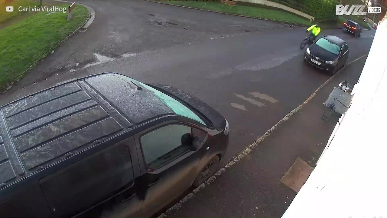 Un cycliste dérape et atterrit dans une camionnette