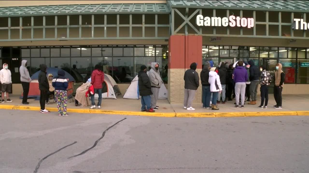 Black Friday draws long lines in Racine, even as health officials tighten COVID-19 orders