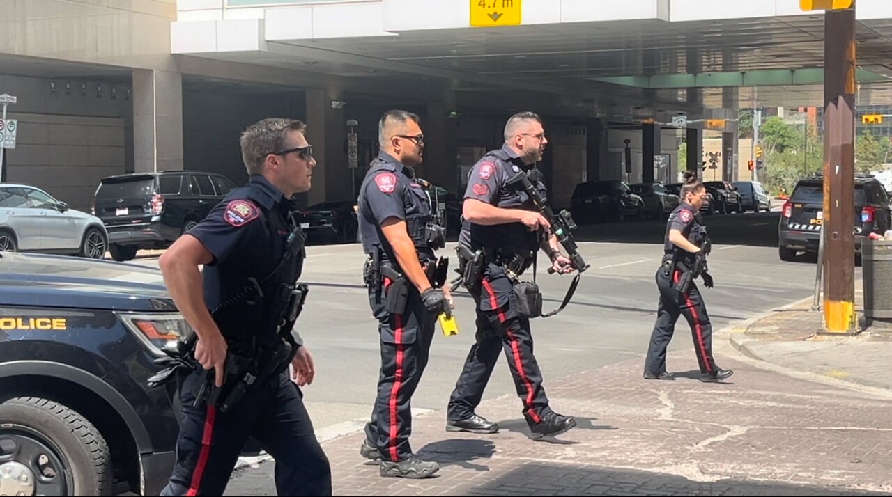 🔵🔴Calgary police take down homeless lady
