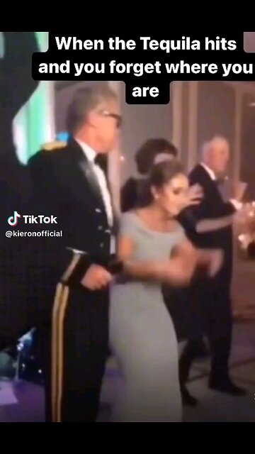 😂 Woman's Hilarious Dance Moves Go Viral