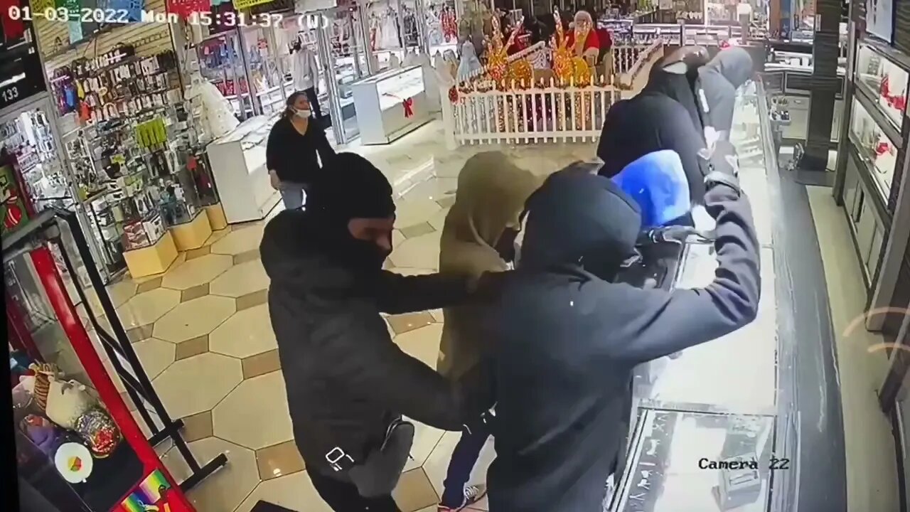 San Jose Placita Tropicana shopping center smash-and-grabbers use hammers to steal $100K in jewelry