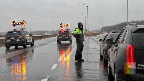 Point de contrôle sur l'autoroute 20 est, à Rivière-Beaudette
