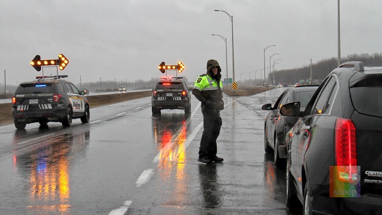 Point de contrôle sur l'autoroute 20 est, à Rivière-Beaudette