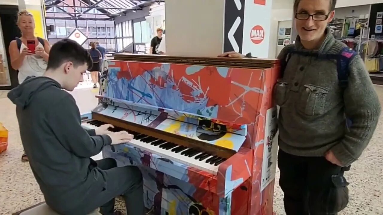 Leed's piano maestro's Kai and Kairon perform in the Merrion.