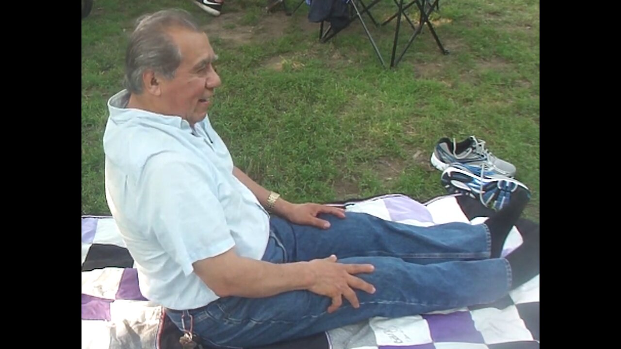 Luodong Massages Elderly Mexican Man At The Park