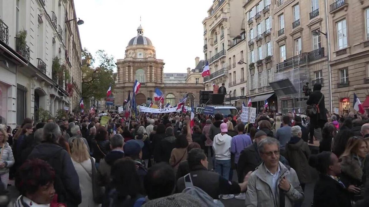 France: Demonstrators gather outside Senate to protest Sanitary Pass - 27.10.2021