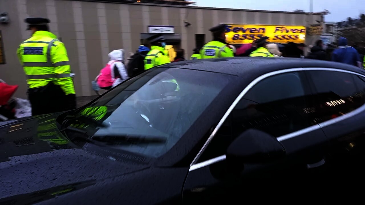 PROTESTER SINGS BENNY HILL TO THE POLICE police12 December 2021