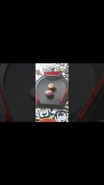 batalha de beyblade fafnir vs spriggan (mais uma vez lançando esse beyblade com a mão 😎🔥)