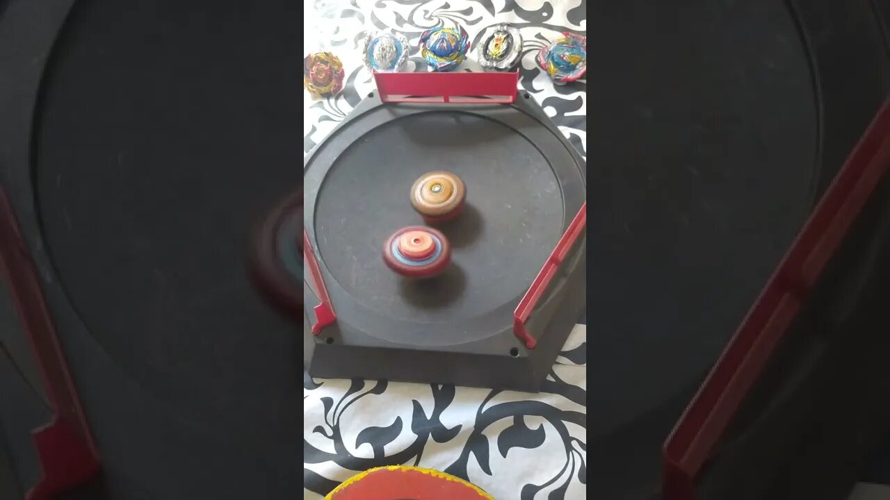 batalha de beyblade fafnir vs spriggan (mais uma vez lançando esse beyblade com a mão 😎🔥)