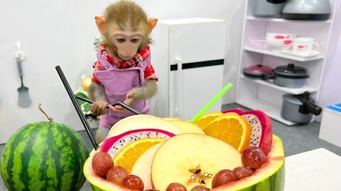 Bim Bim obedient helps dad make cocktail fruit