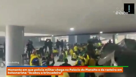 Momento em que polícia militar chega no Palácio do Planalto e da rasteira em bolsonarista