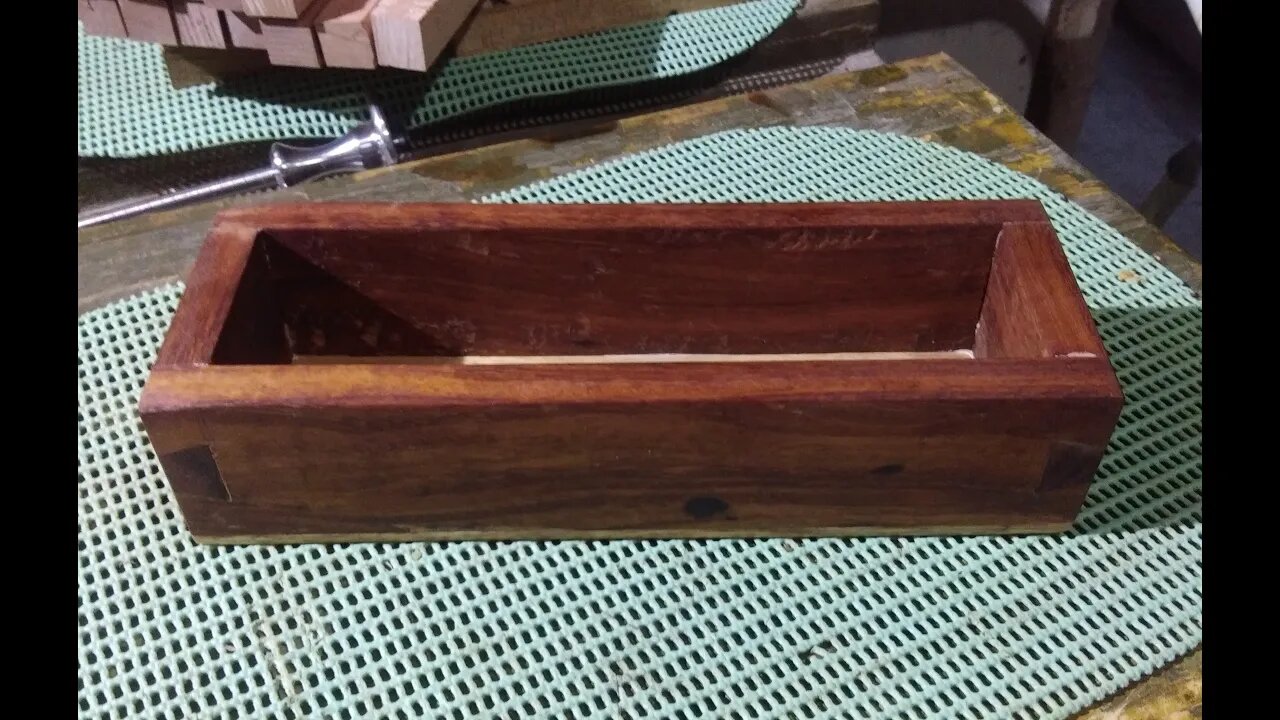 Single Dovetail box - using scrap woods