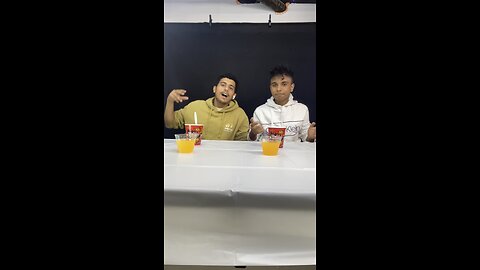 تحدي الاندومي الحار اول واحد يشرب العصير هو الخسران The buldak 2x spicy noodles Challenge🌶️🥵