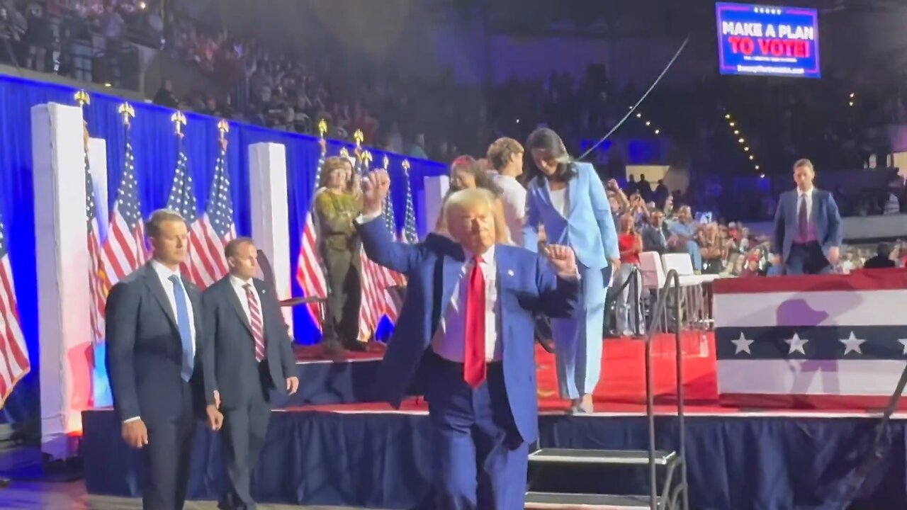 🚨 Trump & Tulsi Gabbard Wrap Up Town Hall in La Crosse, Thank Supporters! 🤝🎤👋