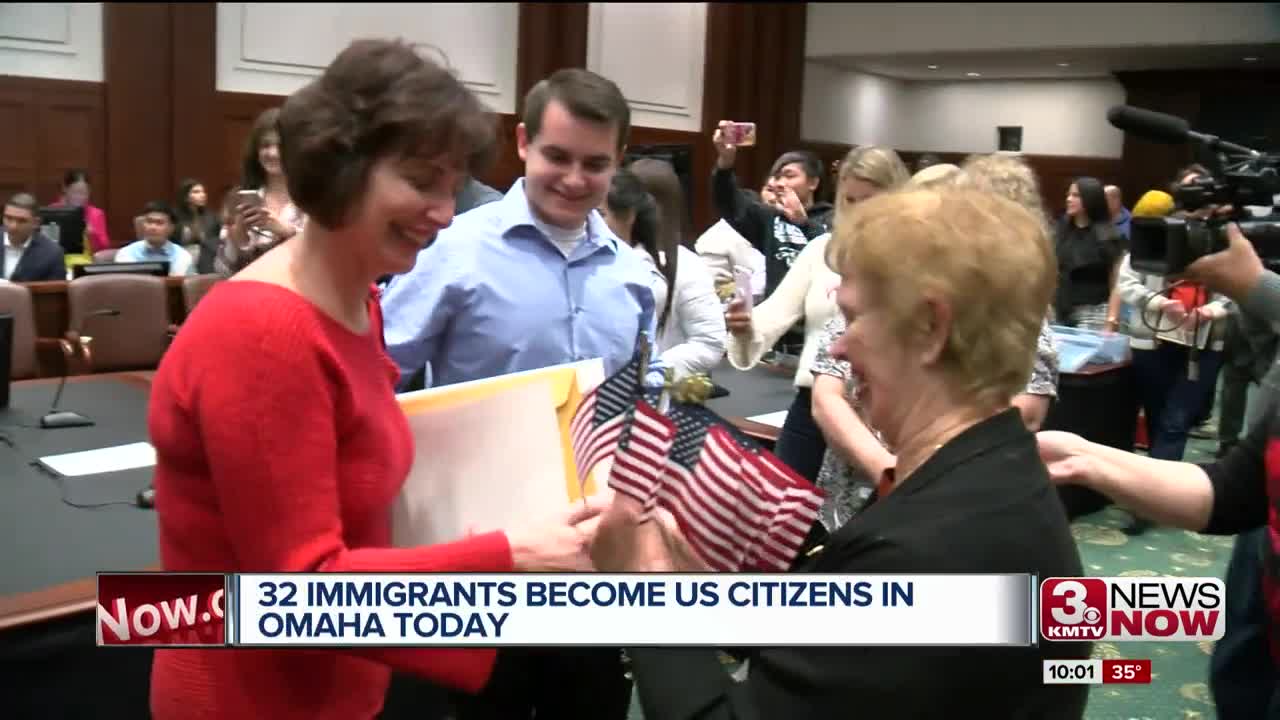 32 immigrants become U.S. citizens in Omaha Friday