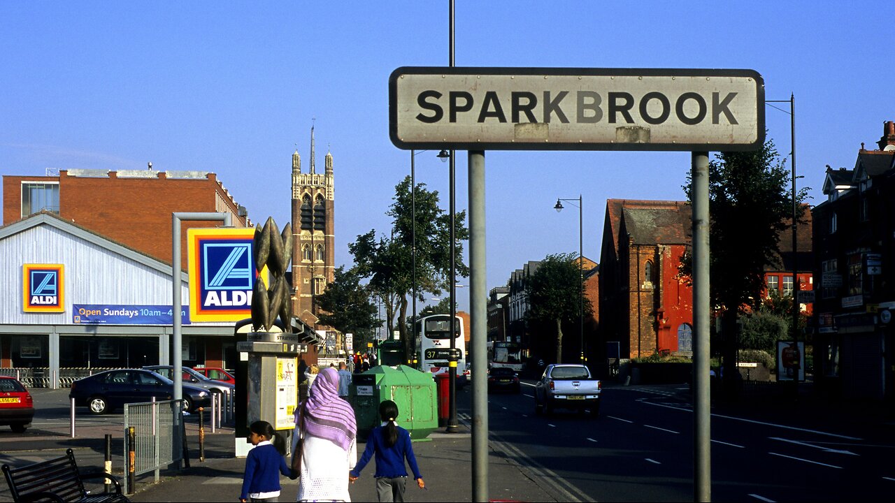 SparkBrook (U.K): Muslim man threatens EDL with AK-47 & Crime Rate