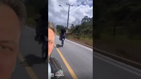 Subiu na pressão, chamou no grau e abraçou o solo nacional #shorts